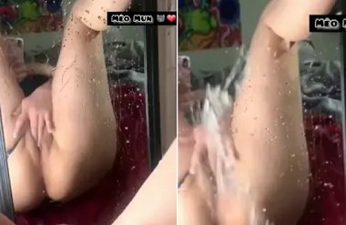 Nước bắn khi em móc bướm