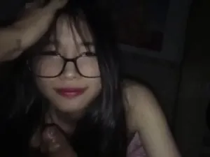 Vợ đi làm ca đêm, chồng lẻn sang phòng trọ để em học sinh kính cận mút cu